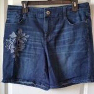 VGC size 14 St John's Bay shorts w/ 2 back pockets.